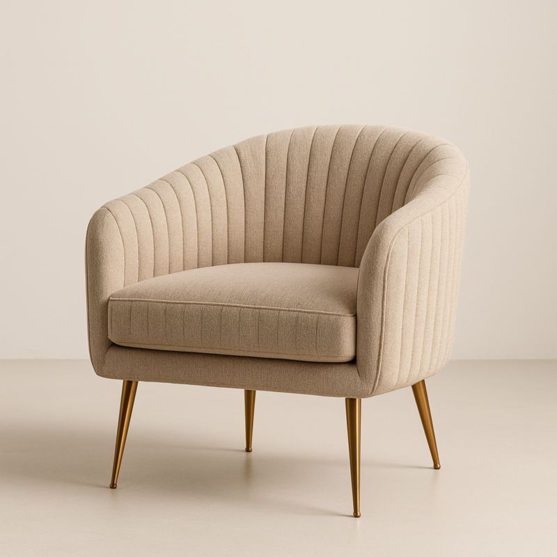 Poltrona imbottita beige con gambe in metallo placcato oro