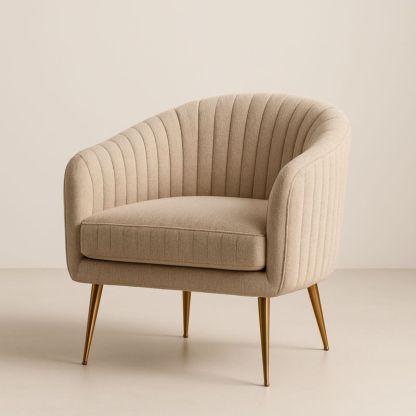 Poltrona imbottita beige con gambe in metallo placcato oro