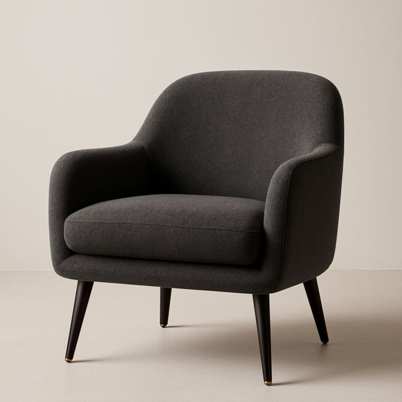 Poltrona in tessuto grigio scuro con gambe in legno