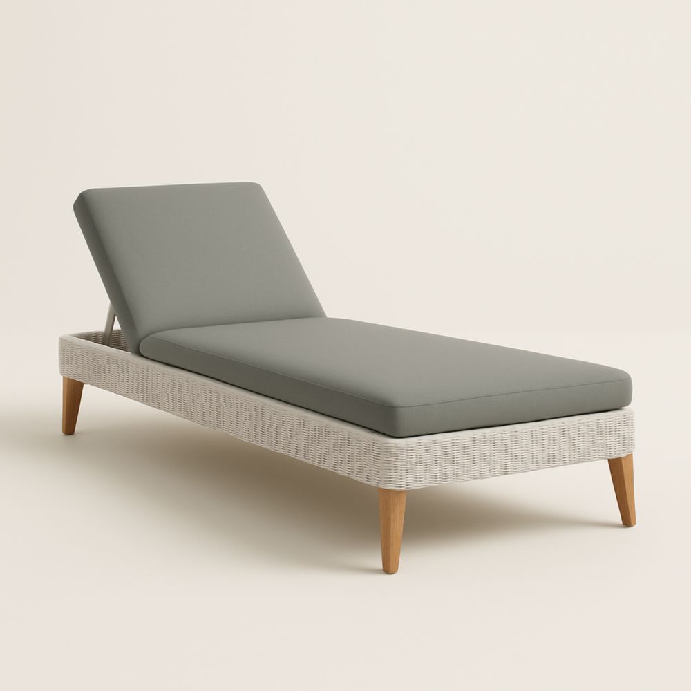 Chaise longue ajustable en rotin blanc avec coussin gris et pieds en bois