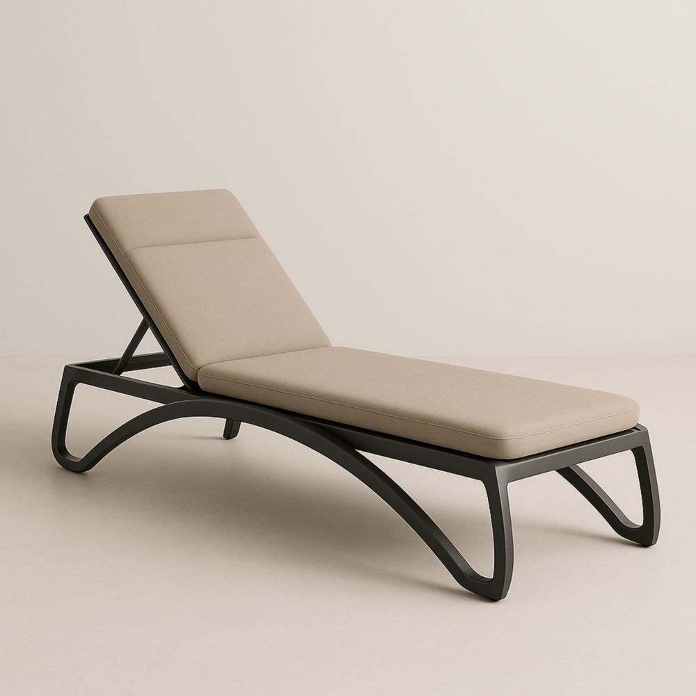 Chaise longue en aluminium avec coussin beige