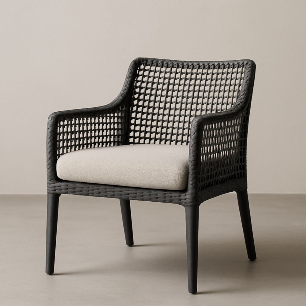 Fauteuil en résine noire avec coussin beige en polyester