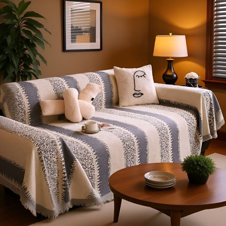 Eleganter Chenille Sofabezug auf modernem Sofa