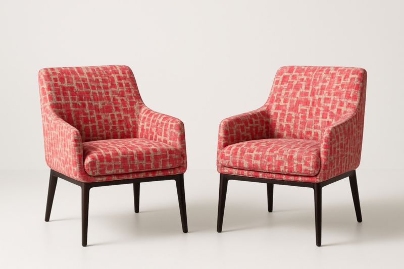 Paire de fauteuils en tissu polyester rouge avec structure en bois