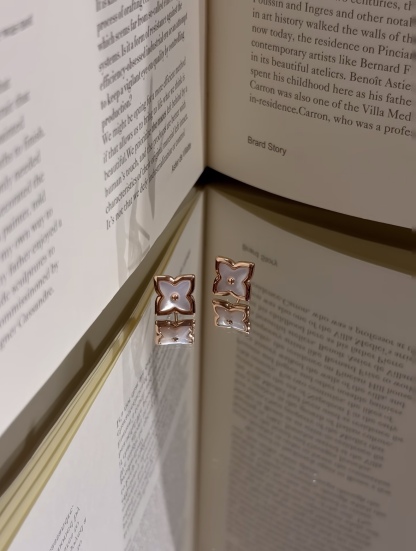 Starflower Shell Stud Earrings