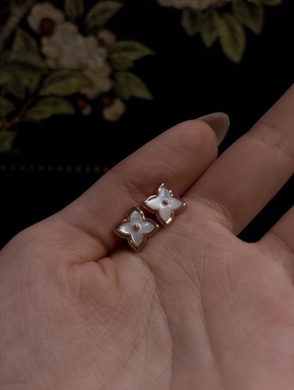 Starflower Shell Stud Earrings