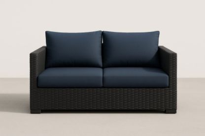 Divano due posti in rattan sintetico con cuscini blu