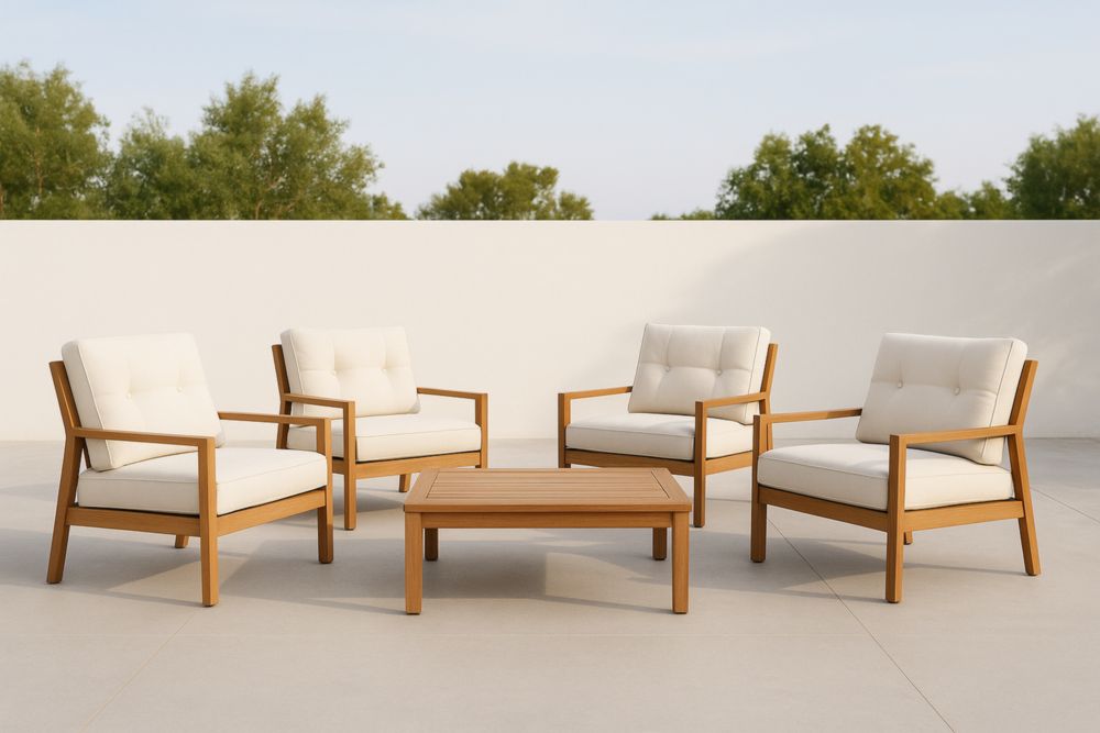 Set di 4 poltrone da giardino e tavolino quadrato in legno massello con cuscini bianchi