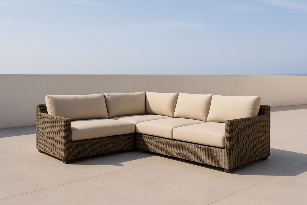 Divano angolare da esterno in rattan con cuscini crema