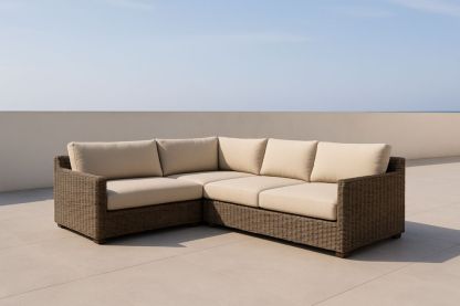 Divano angolare da esterno in rattan con cuscini crema