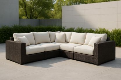 Divano angolare in rattan sintetico con cuscini color crema