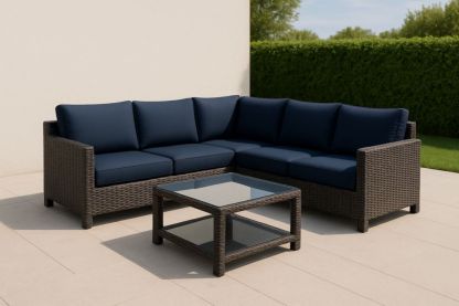 Divano Angolare in Rattan con Cuscini Blu e Tavolo in Vetro