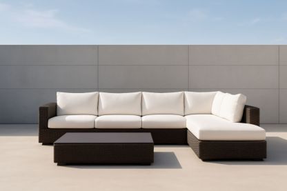 Set Divano da Giardino in Rattan con Cuscini in Acrilico Bianco e Tavolino