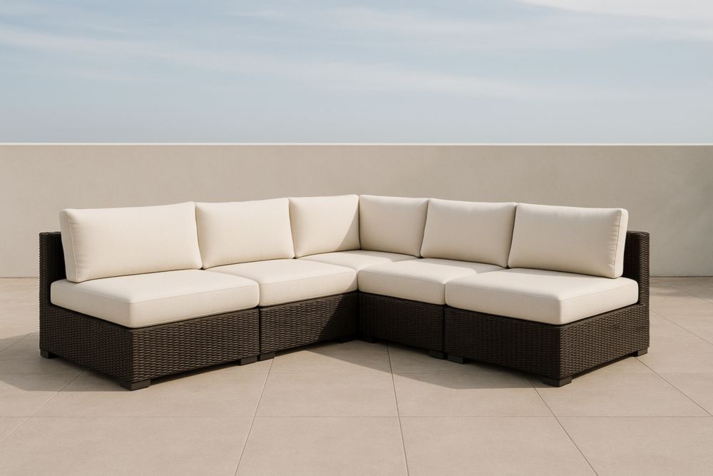 Divano angolare modulare da esterno in rattan con cuscini bianchi