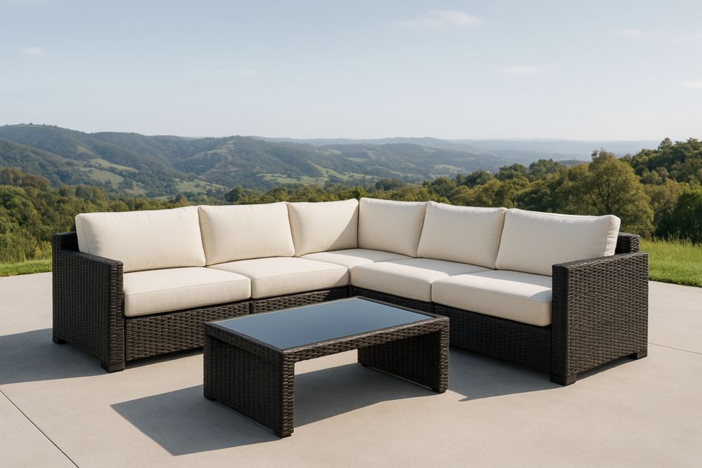 Set Divano Angolare da Giardino in Rattan con Tavolino in Vetro Temperato e Cuscini Crema