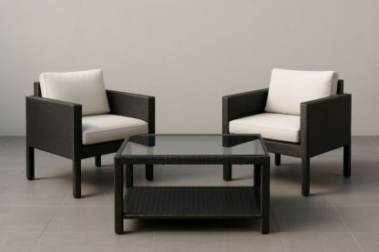 Set salotto da giardino in rattan e vetro con due poltrone e tavolino, cuscini bianchi