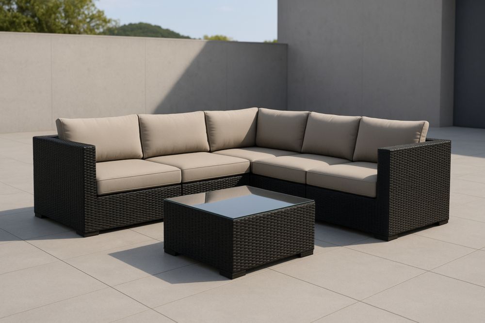 Set Divano Angolare da Giardino in Rattan Sintetico con Cuscini Beige e Tavolino in Vetro Temperato