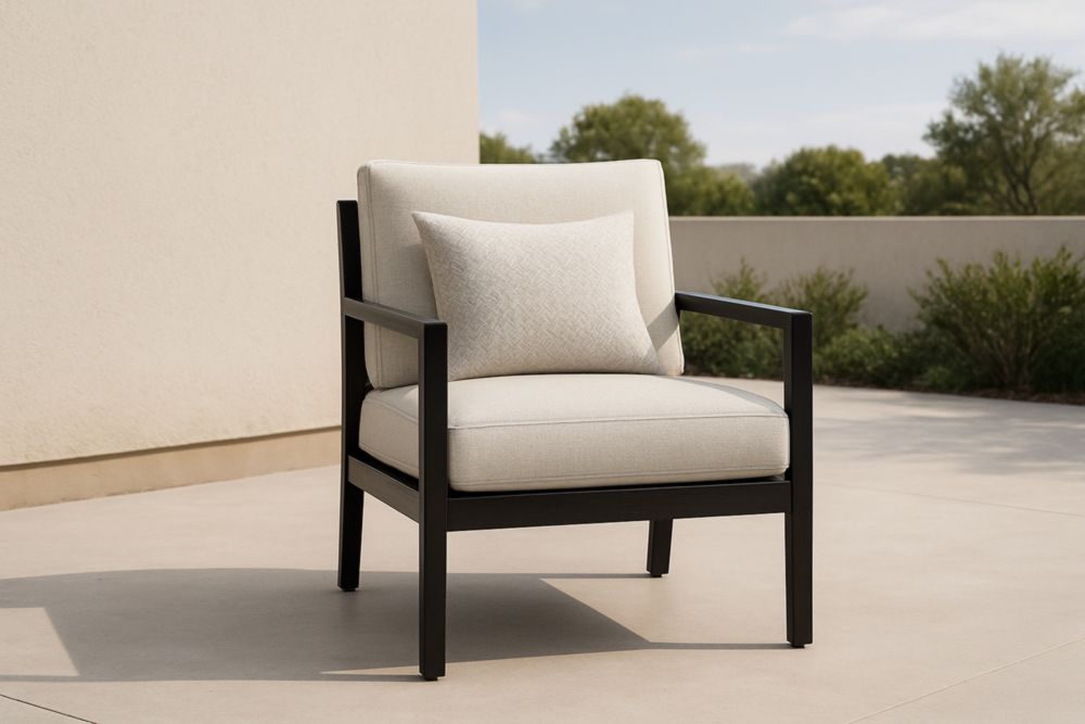 Poltrona da esterno in metallo nero con cuscini in poliestere beige