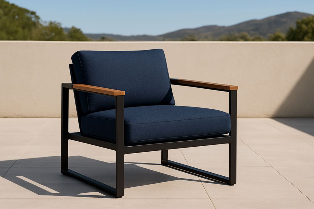 Poltrona da Esterno con Struttura in Alluminio e Braccioli in Legno, Cuscini in Poliestere Blu