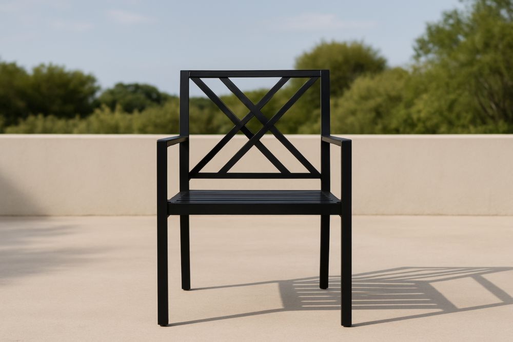 Sedia da esterno in metallo nero con braccioli