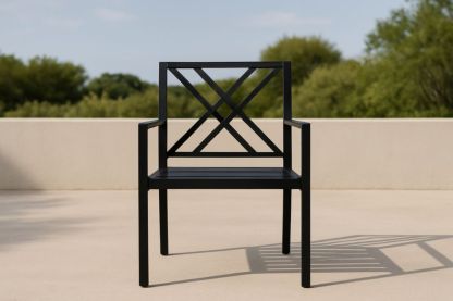 Sedia da esterno in metallo nero con braccioli