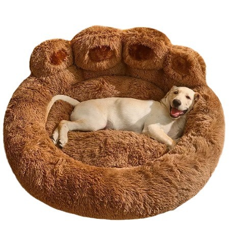 Plush and comfortable bear paw pet mat
