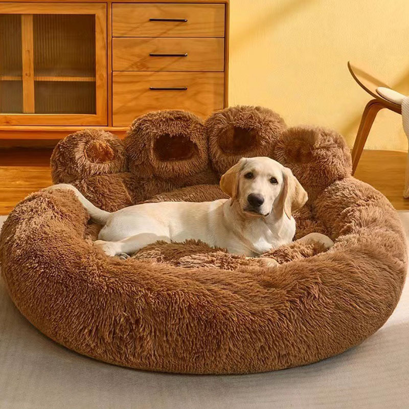 Plush and comfortable bear paw pet mat