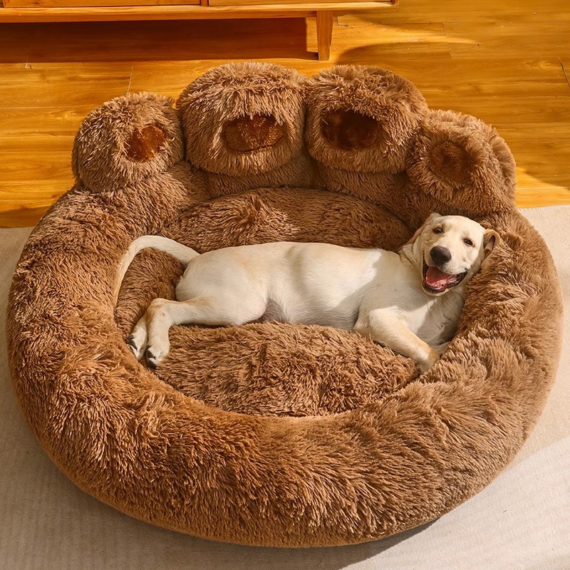 Plush and comfortable bear paw pet mat