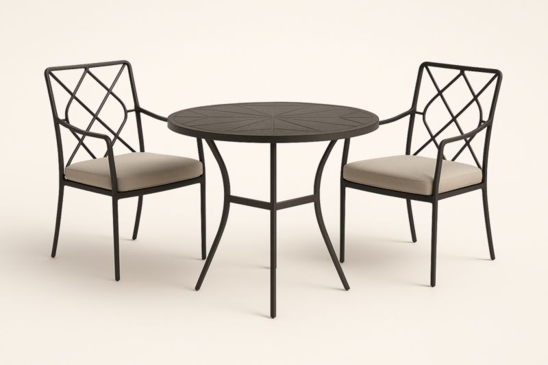 Set tavolo rotondo e sedie in metallo nero con cuscini beige per esterni-Kroneliva