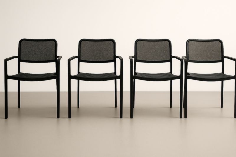 Set di 4 Sedie Impilabili da Esterno in Polipropilene Nero e Grigio-Kroneliva