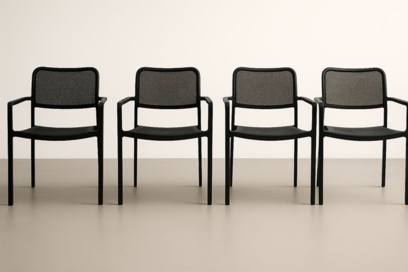 Set di 4 Sedie Impilabili da Esterno in Polipropilene Nero e Grigio-Kroneliva