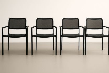 Set di 4 Sedie Impilabili da Esterno in Polipropilene Nero e Grigio-Kroneliva