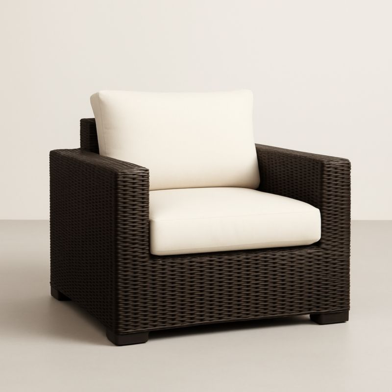 Poltrona in Rattan Marrone con Cuscini Bianchi