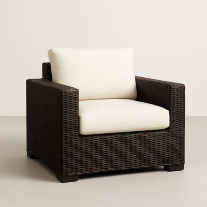 Poltrona in Rattan Marrone con Cuscini Bianchi