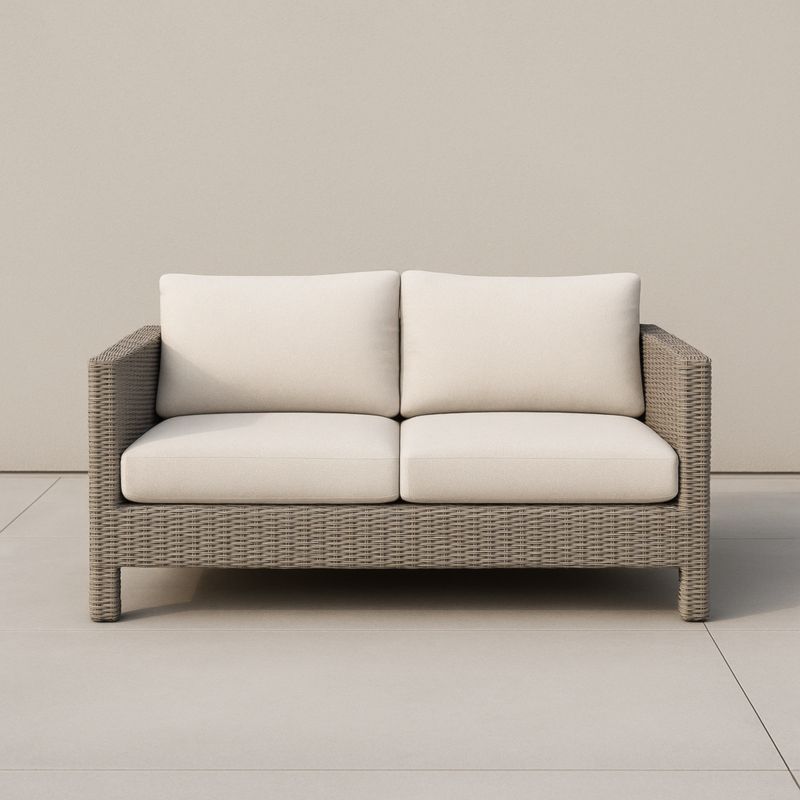 Divano due posti in rattan sintetico con cuscini in poliestere beige