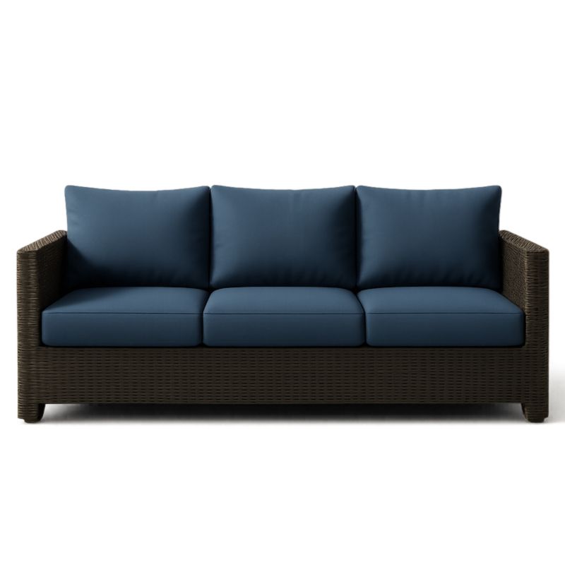 Divano a tre posti in resina intrecciata con cuscini blu