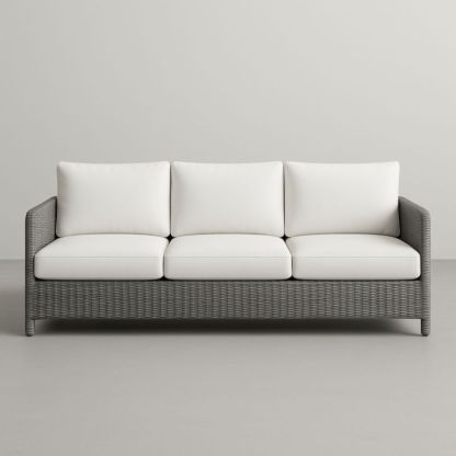 Divano a 3 posti in rattan con cuscini bianchi