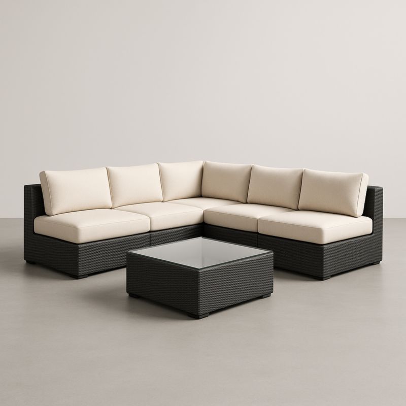 Divano angolare modulare rattan PE nero con cuscini crema e tavolino in vetro temperato 70x70x36 cm