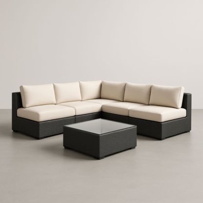 Divano angolare modulare rattan PE nero con cuscini crema e tavolino in vetro temperato 70x70x36 cm