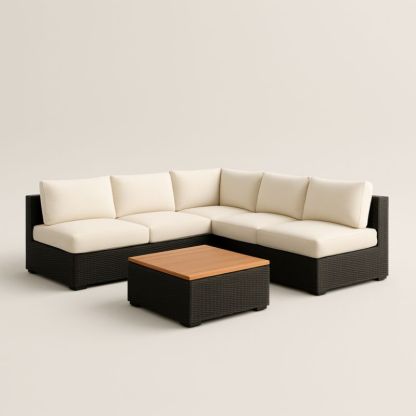 Divano angolare modulare in rattan nero con cuscini crema e tavolino in legno