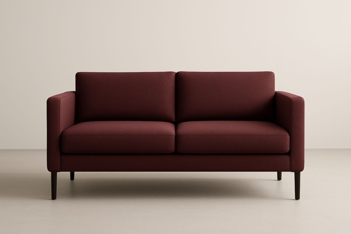 Divano due posti in tessuto poliestere rosso scuro con struttura in legno massello