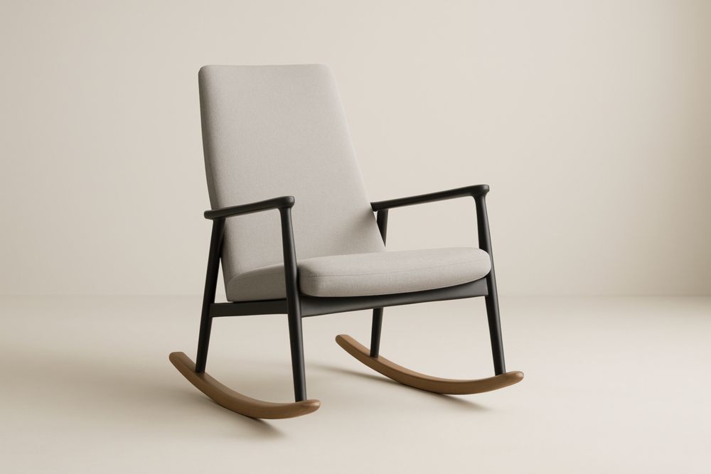 Sedia a dondolo in legno di faggio con seduta in tessuto di poliestere grigio