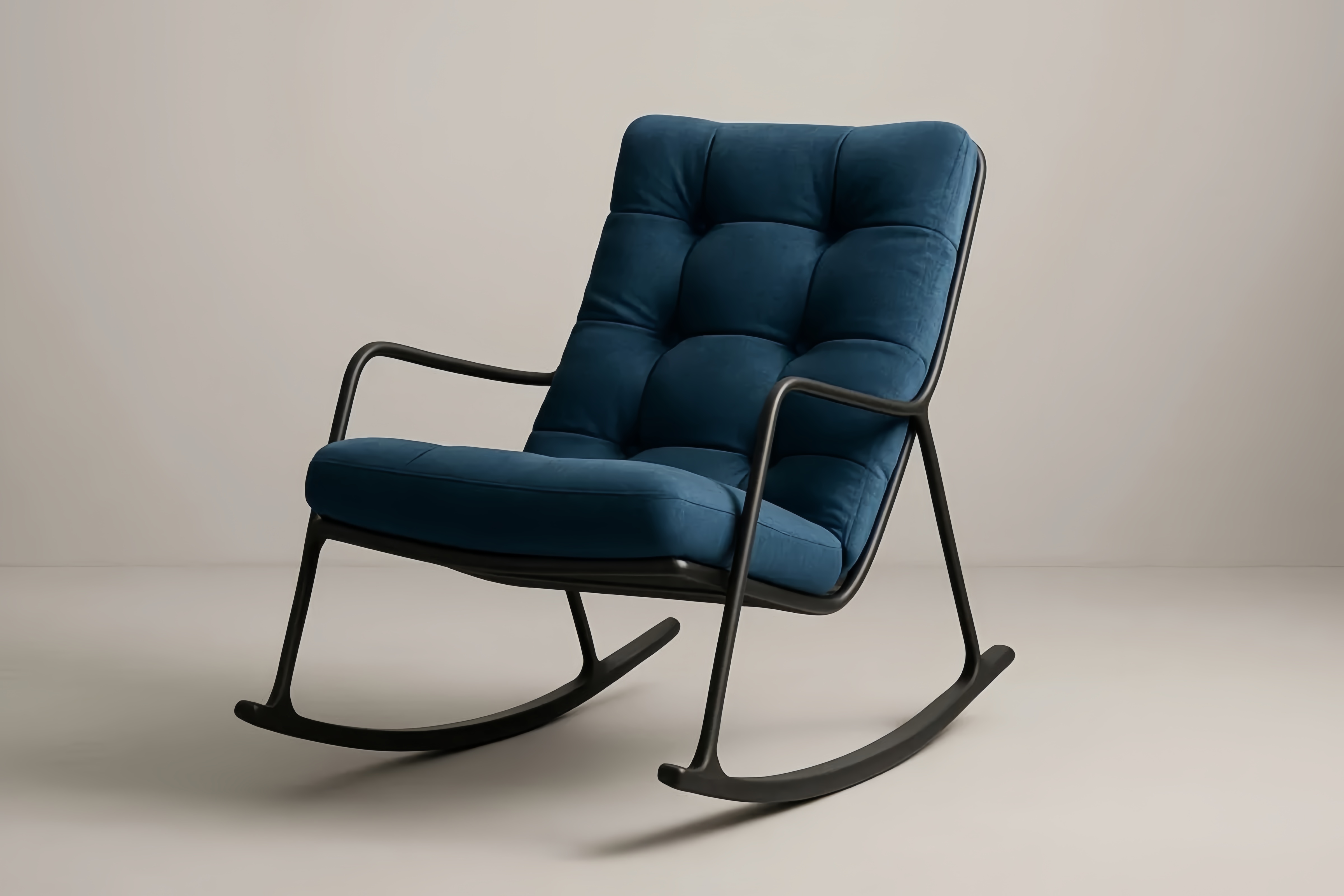 Sedia a dondolo in velluto blu con struttura in alluminio, con cuscino