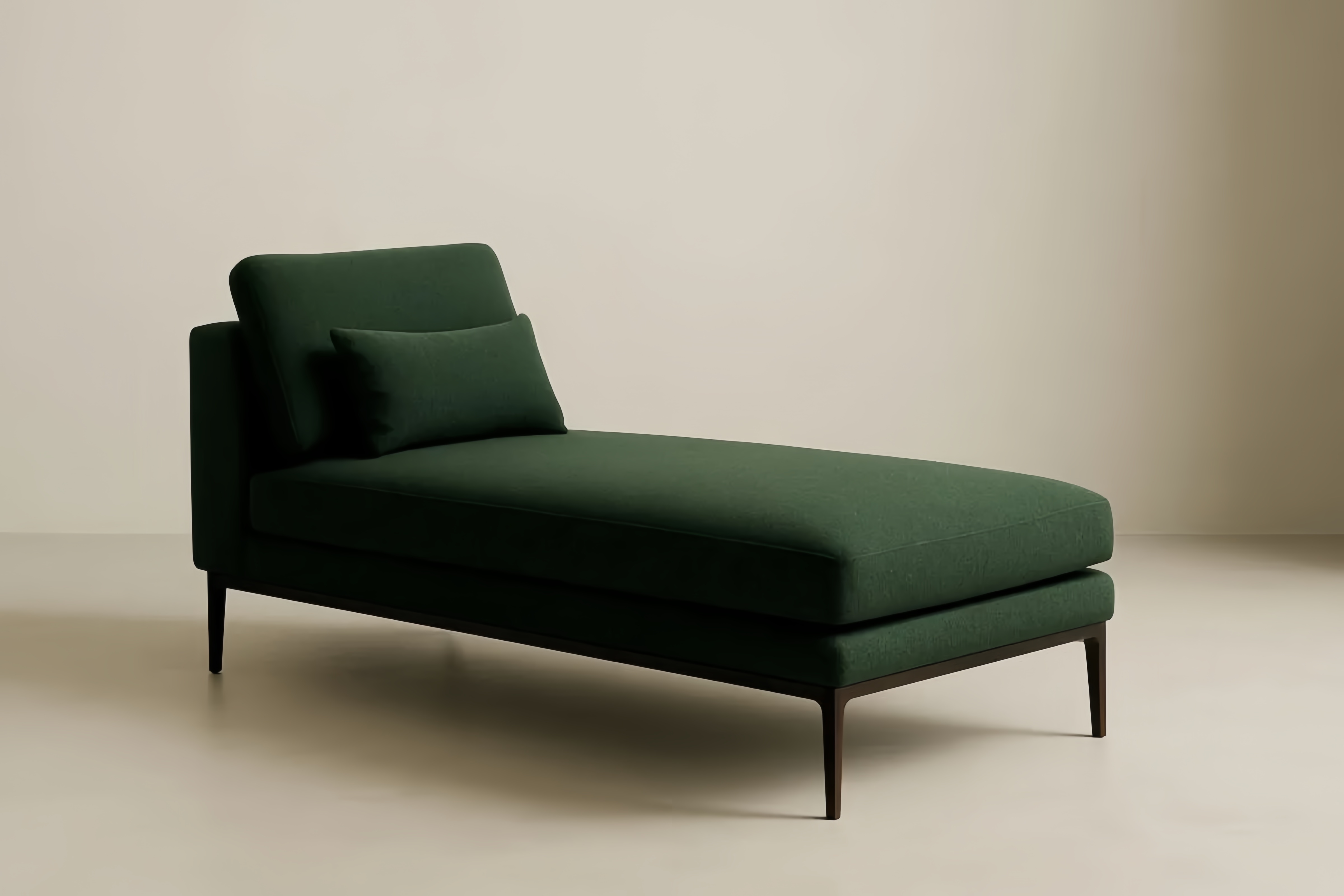 Chaise longue in tessuto verde con gambe in alluminio