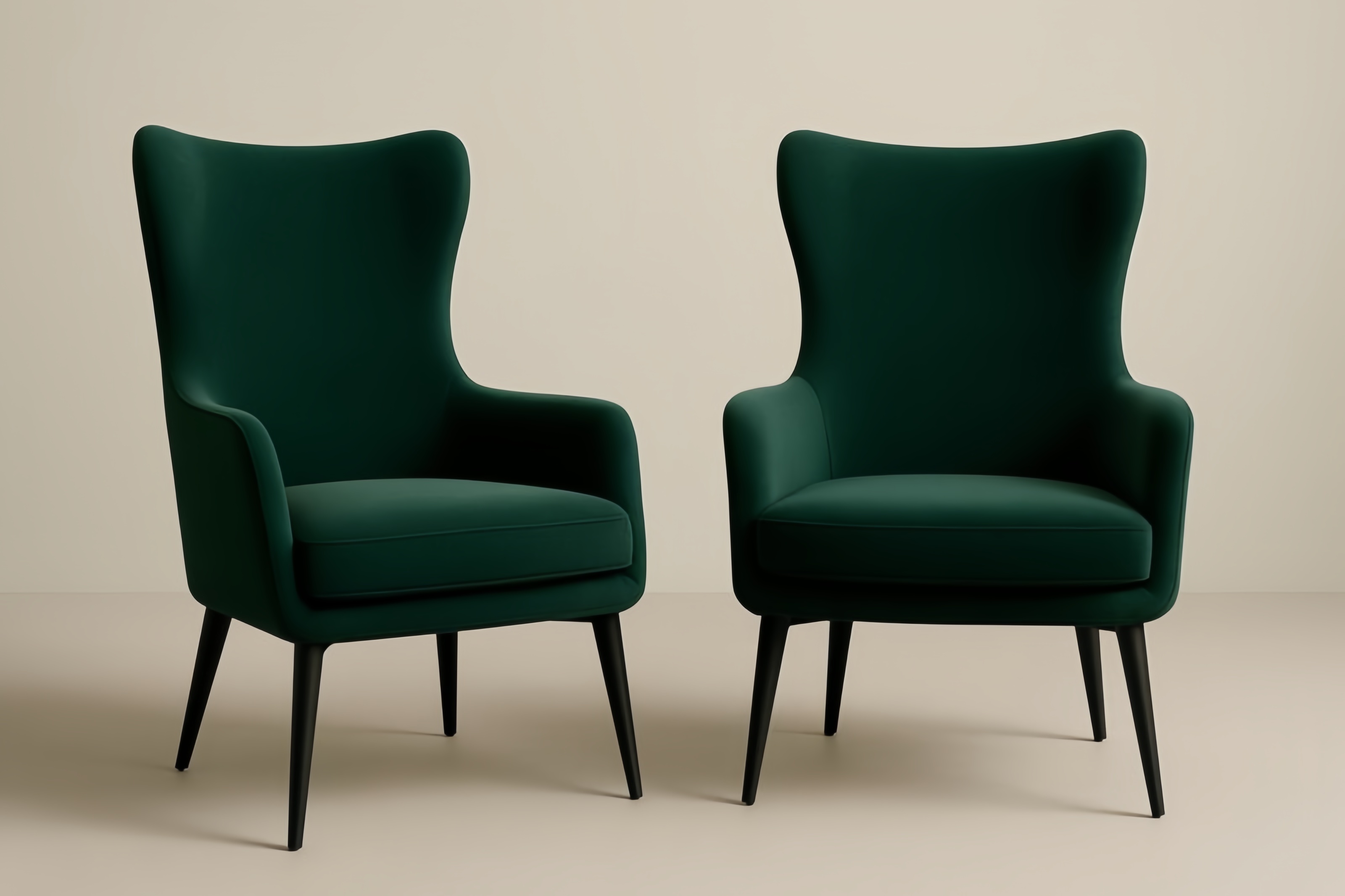 Set di Due Poltrone in Tessuto Verde con Gambe in Legno