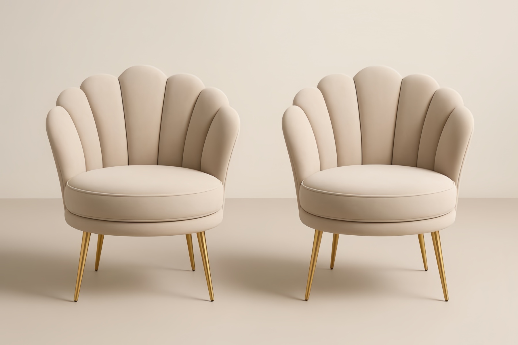 Set 2 Poltrone in Tessuto Crema con Gambe in Metallo Oro