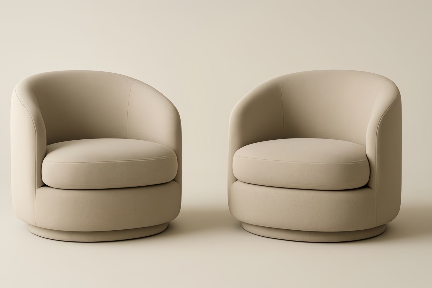 Coppia di poltrone girevoli in tessuto beige