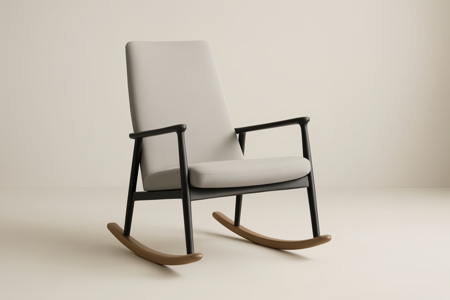 Sedia a dondolo in legno di faggio con seduta in tessuto di poliestere grigio