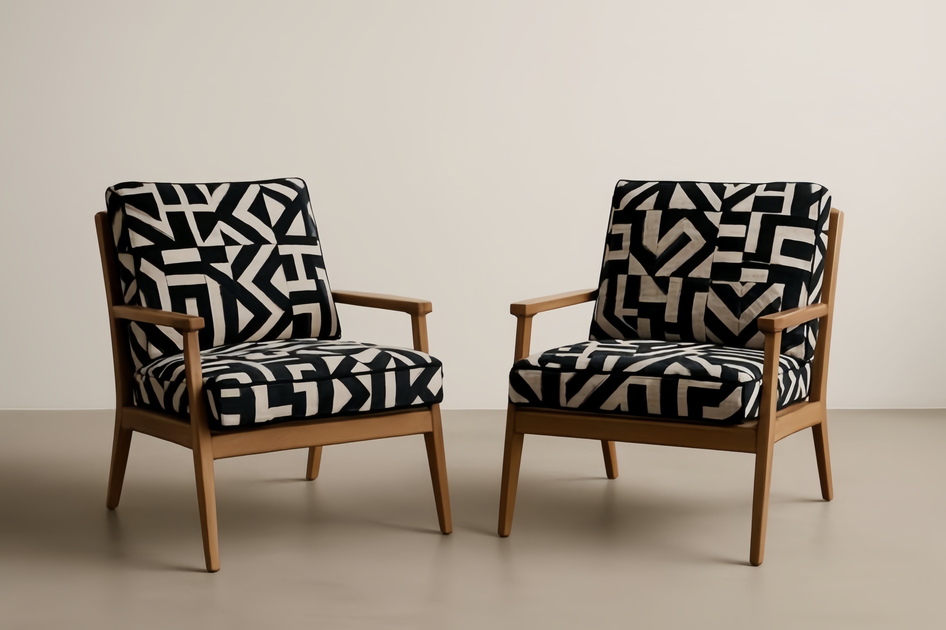 Set di 2 poltrone in tessuto geometrico con struttura in legno