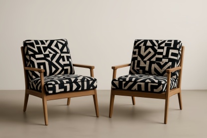 Set di 2 poltrone in tessuto geometrico con struttura in legno